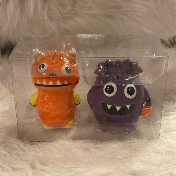 NEW HALLOWEEN SALT & PEPPER SHAKERS - Picture 5 of 6